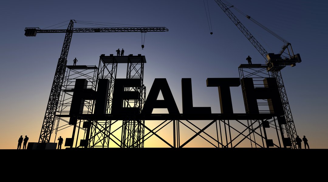 Eine Baustelle, auf welcher das Wort "Health" (Gesundheit) gebaut wird.